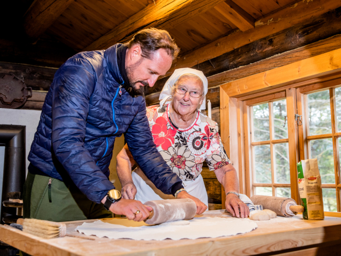 Marie Jøndal lærer Kronprinsen å bake lefse. Foto: Guri Varpe, Det kongelege hoffet